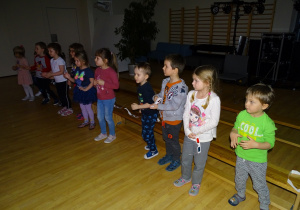 07 Dzieci podczas oglądania przedstawienia